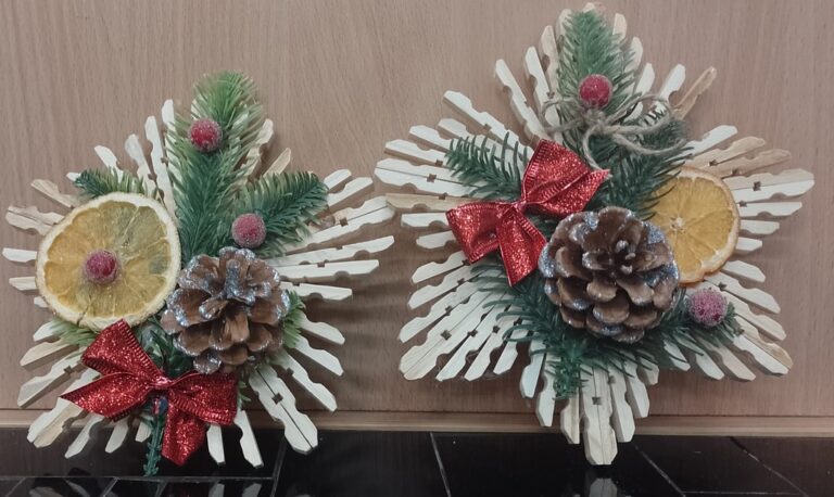 bożonarodzeniowe ozdoby wykonane podczas warsztatów w bibliotece