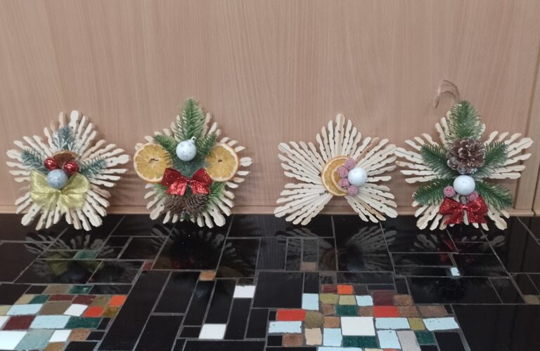 bożonarodzeniowe ozdoby wykonane podczas warsztatów w bibliotece