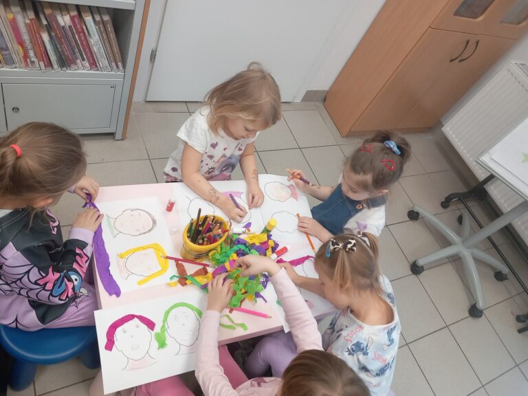 dzieci robią laurki