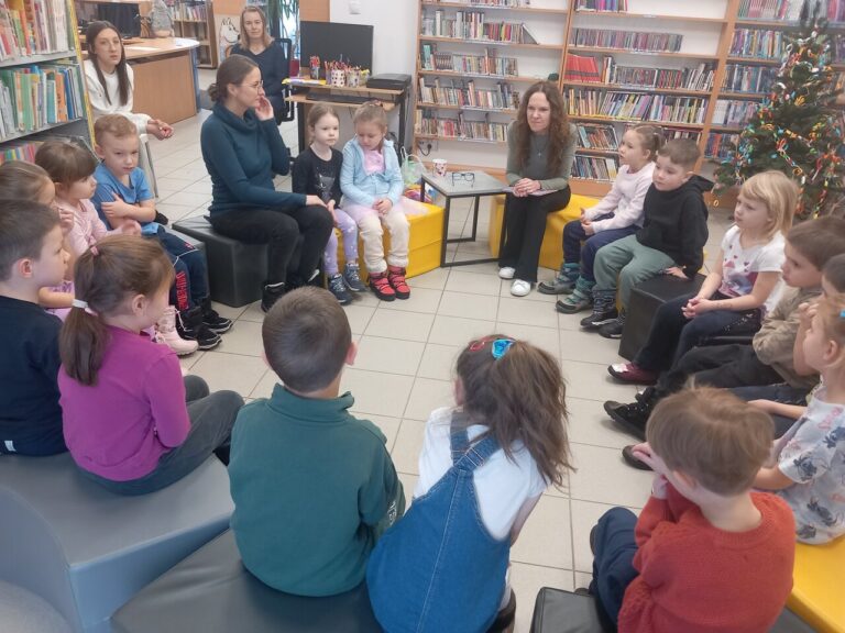 dzieci robią laurki