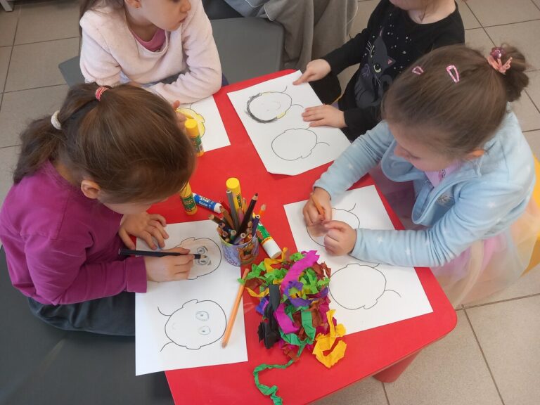 dzieci robią laurki