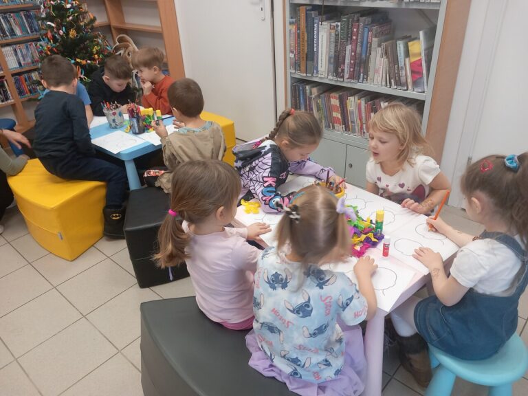 dzieci robią laurki