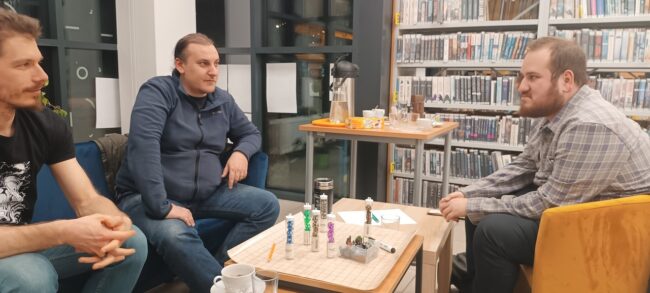 mężczyźni grają w rpg