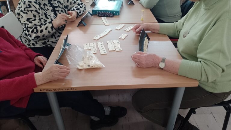 spotkanie w bibliotece przy grach planszowych