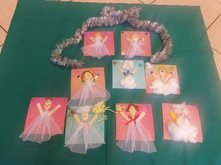 ozdoby świąteczne - praca plastyczna stworzona przez dzieci w bibliotece