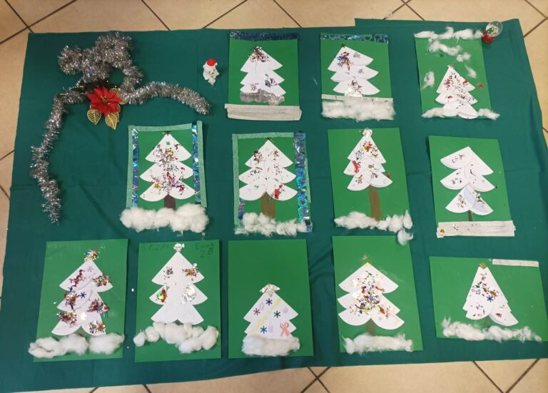 ozdoby świąteczne - praca plastyczna stworzona przez dzieci w bibliotece