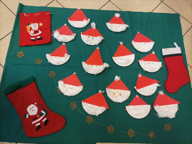 mikołaje - praca plastyczna stworzona przez dzieci w bibliotece