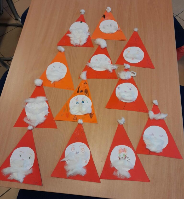 mikołaje - praca plastyczna stworzona przez dzieci w bibliotece