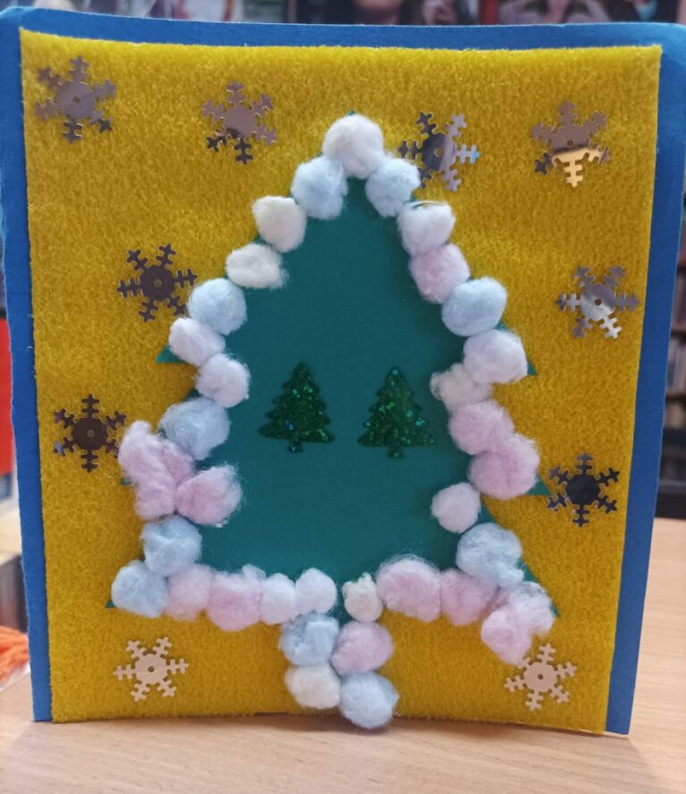 choinka - praca plastyczna stworzona przez dzieci w bibliotece