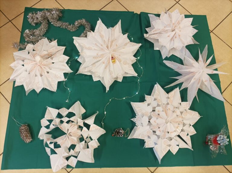 ozdoby świąteczne - praca plastyczna stworzona przez dzieci w bibliotece