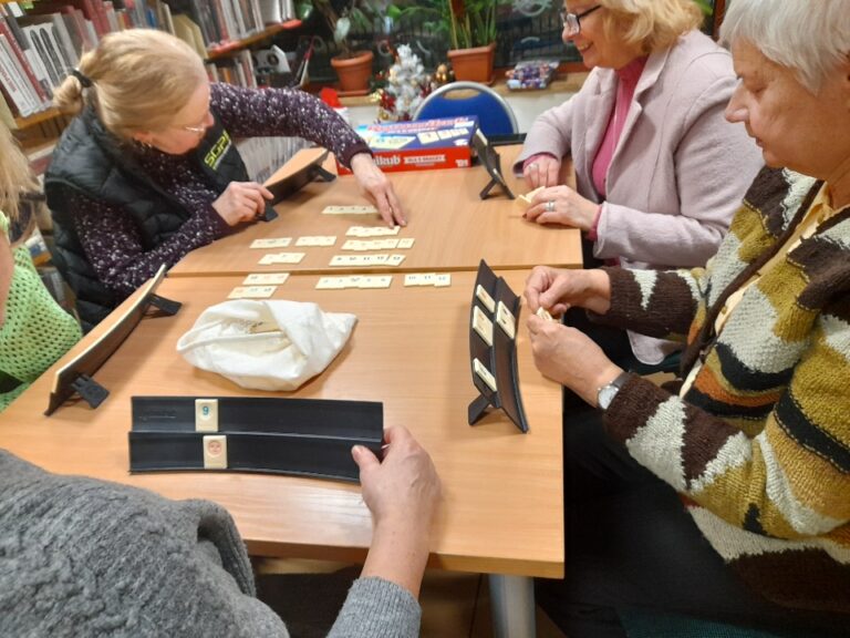 spotkanie przy grach planszowych w bibliotece