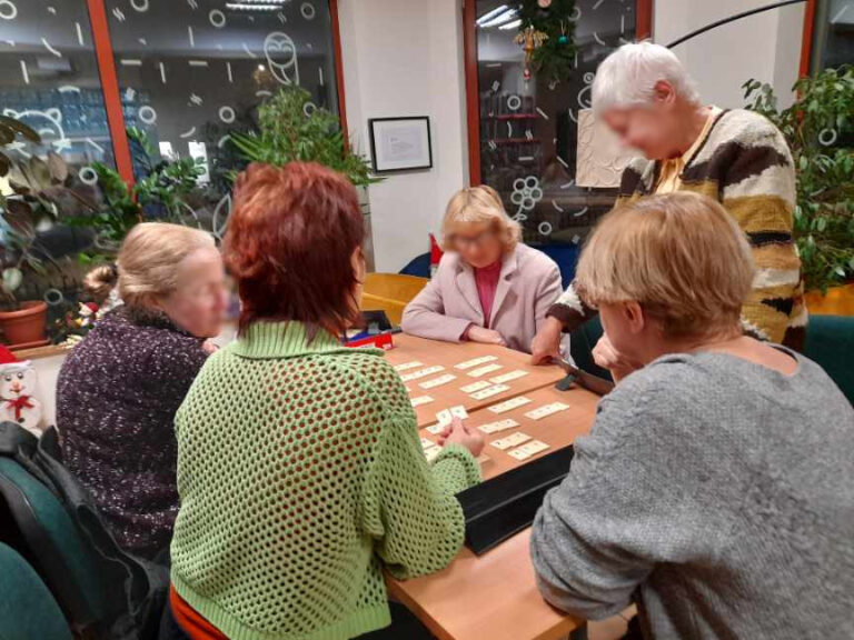 spotkanie przy grach planszowych w bibliotece