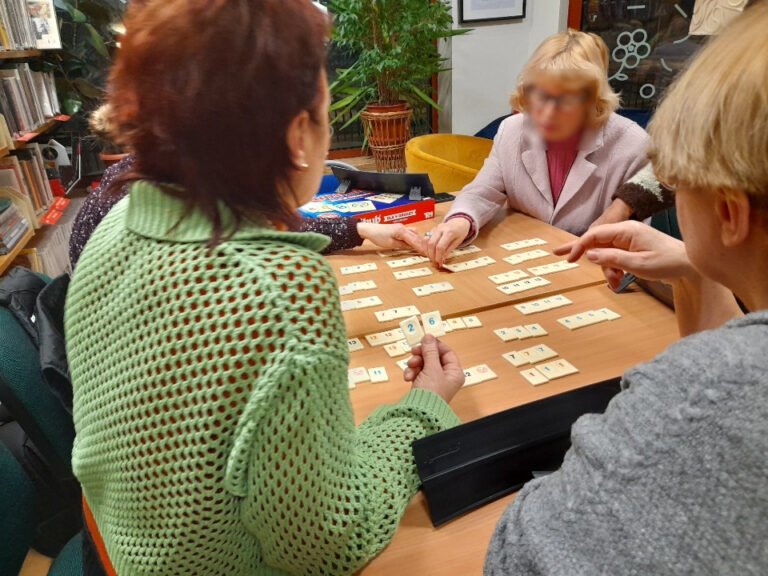 spotkanie przy grach planszowych w bibliotece