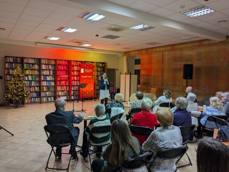 laureaci konkursu Czytajmy razem odbierają nagrody w Czytelni