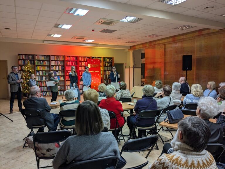 laureaci konkursu Czytajmy razem odbierają nagrody w Czytelni