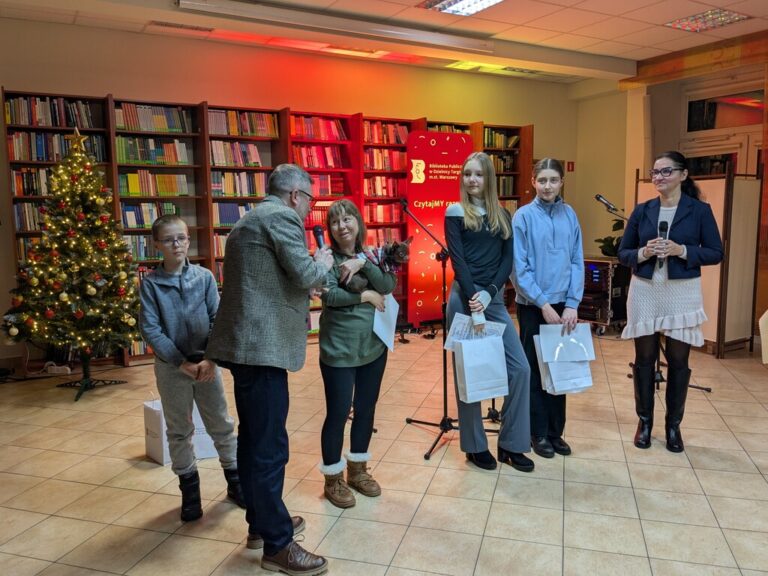 laureaci konkursu Czytajmy razem odbierają nagrody w Czytelni