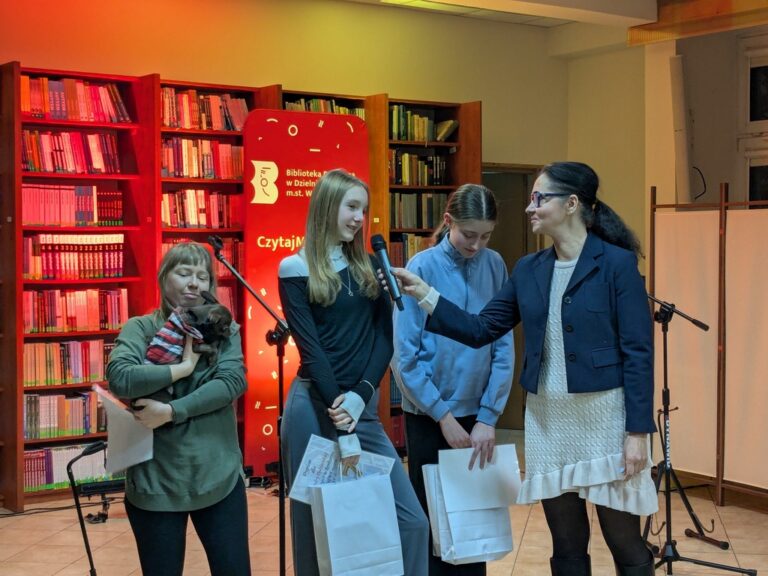 laureaci konkursu Czytajmy razem odbierają nagrody w Czytelni