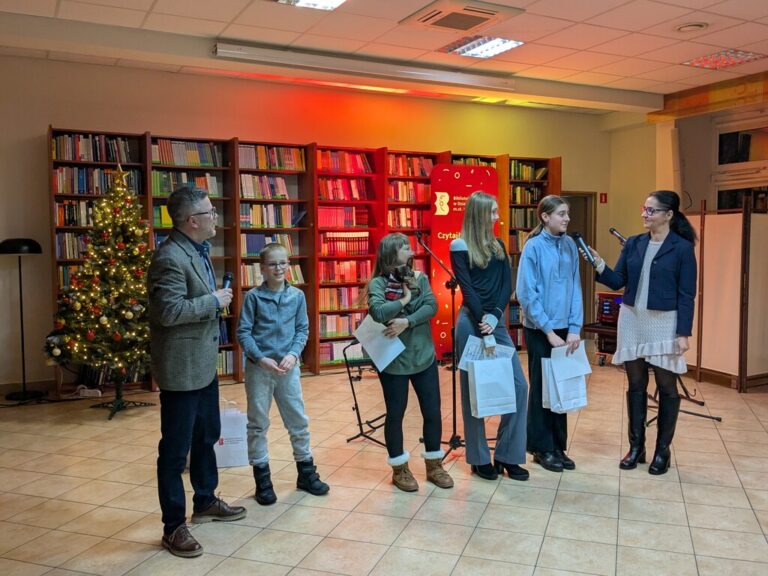 laureaci konkursu Czytajmy razem odbierają nagrody w Czytelni