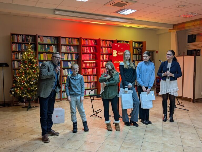 laureaci konkursu Czytajmy razem odbierają nagrody w Czytelni