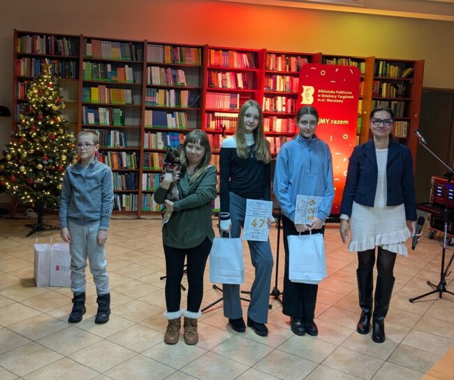laureaci konkursu Czytajmy razem odbierają nagrody w Czytelni
