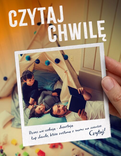 plakat z hasłem Czytaj chwilę; na zdjęciu mężczyzna czyta dzieciom, wszyscy leżą w łóżku