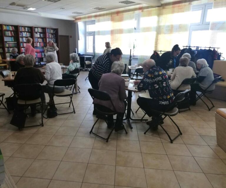 Seniorzy grają w Dobble w Czytelni