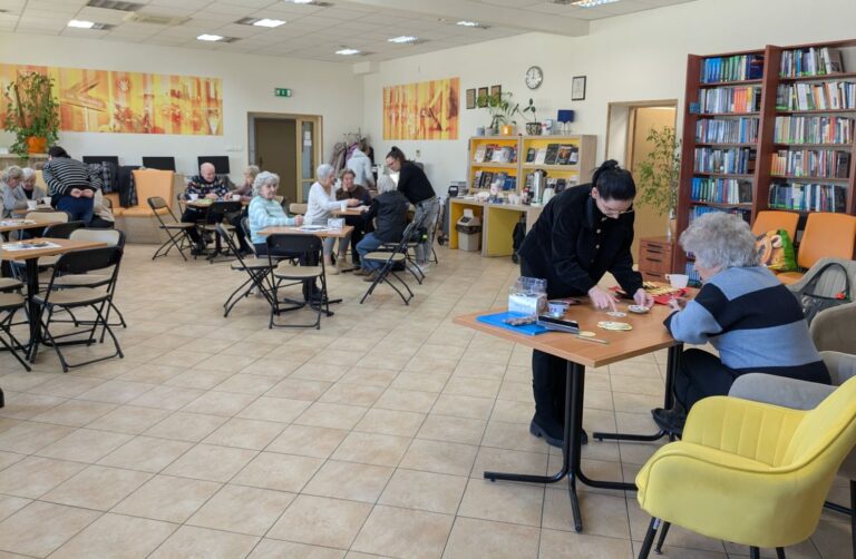 Seniorzy grają w Dobble w Czytelni