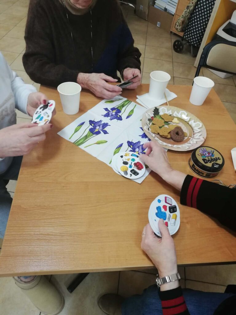 Seniorzy grają w Dobble w Czytelni