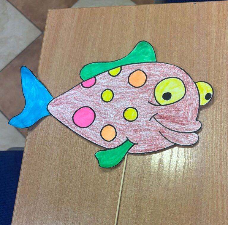 pokolorowana ryba papierowa