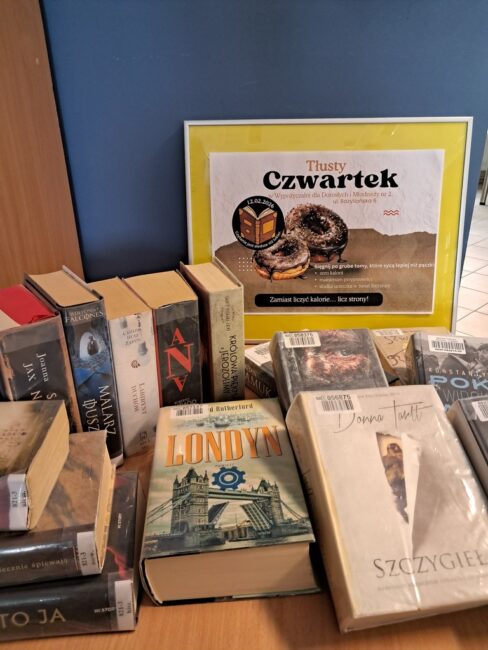 grube tomy książek w bibliotece