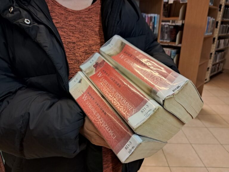 grube tomy książek w bibliotece