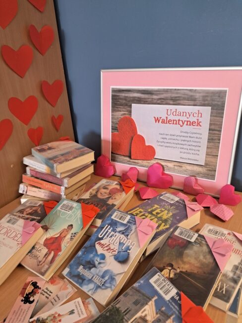 walentynkowa wystawa książek w bibliotece