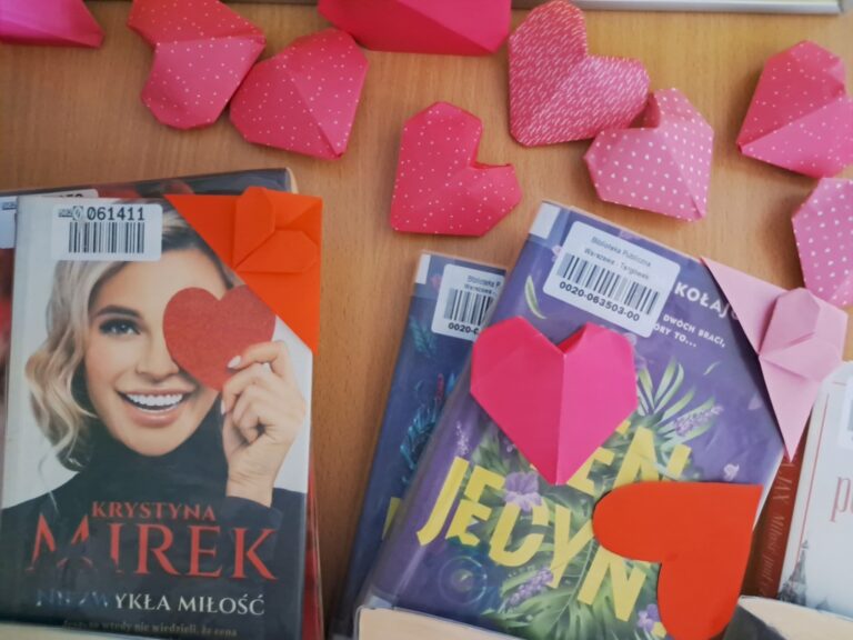 walentynkowa wystawa książek w bibliotece