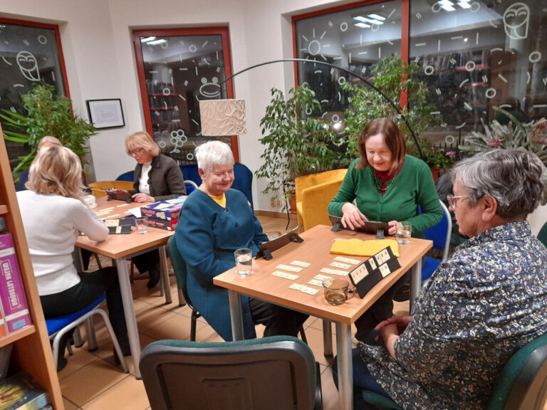 osoby w bibliotece grają w gry planszowe