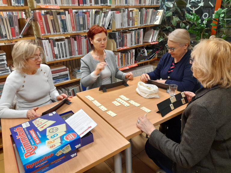 osoby w bibliotece grają w gry planszowe