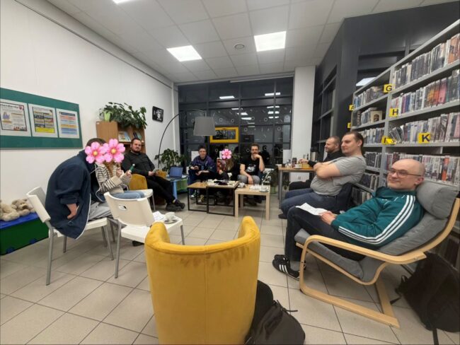 grupa osób podczas rozgrywki RPG w bibliotece