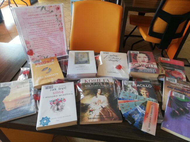 ekspozycja książek z okazji dnia kobiet