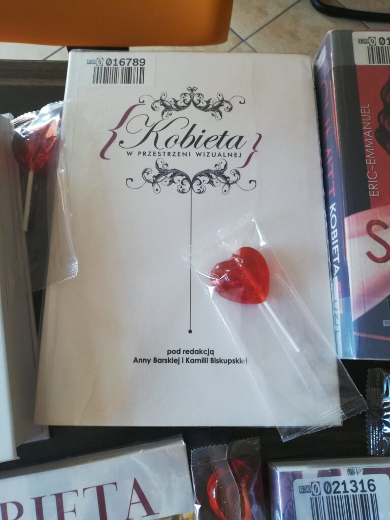 ekspozycja książek z okazji dnia kobiet
