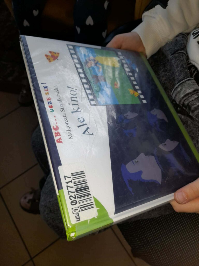 dziecko trzyma książkę