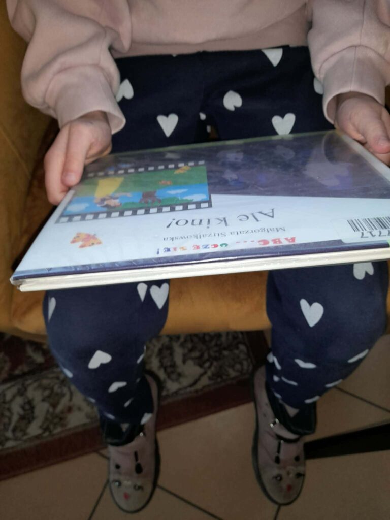 dziecko trzyma książkę