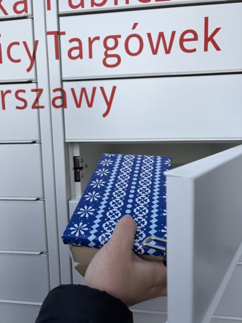prezenty wyjmowane ze skrytek książkomatu