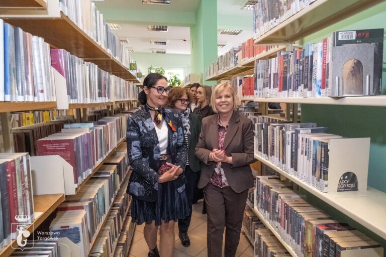 otwarcie książkomatu na ul. Rembielińska 6a