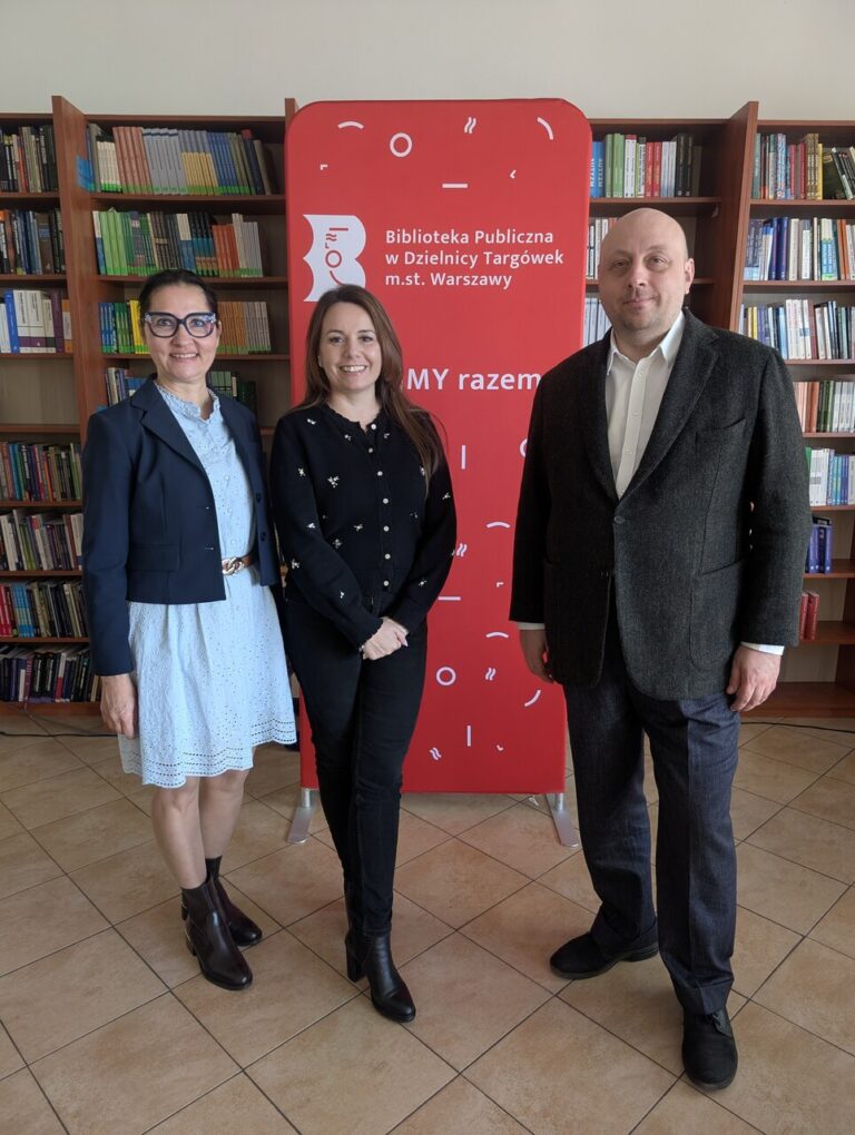 Trzy osoby, Dyrekcja Biblioteki i Koordynatorka Wolontariatu