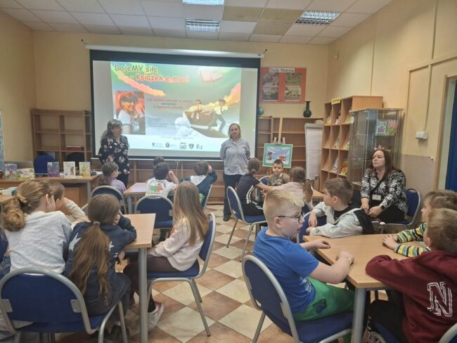 warsztaty kreatywne prowadzone w bibliotece przez Agnieszkę Kazałę