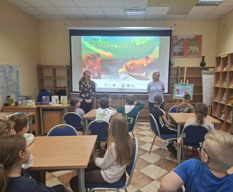 warsztaty kreatywne prowadzone w bibliotece przez Agnieszkę Kazałę