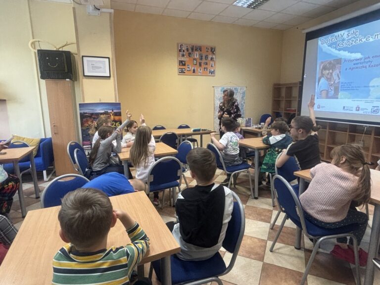 warsztaty kreatywne prowadzone w bibliotece przez Agnieszkę Kazałę