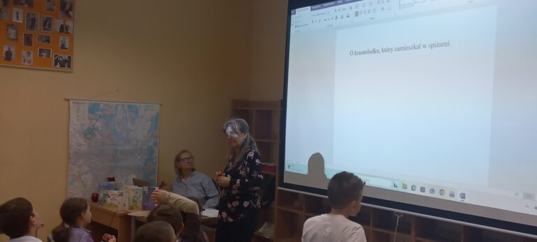 warsztaty kreatywne prowadzone w bibliotece przez Agnieszkę Kazałę