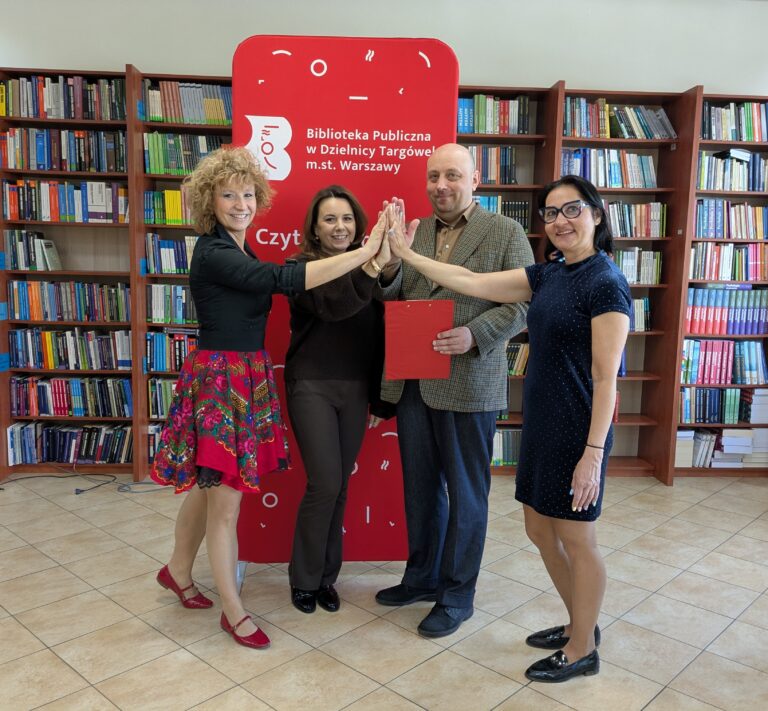 dyrekcja i pracownicy biblioteki uśmiechają się, ciesząc się z wygranego dofinansowania na realizację projektu