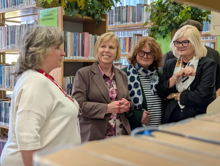 otwarcie książkomatu na ul. Rembielińska 6a