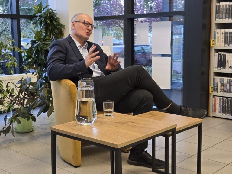 spotkanie autorskie w bibliotece z Pawłem Lisickim